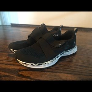 Tiem slipstream black geometric cycling shoes